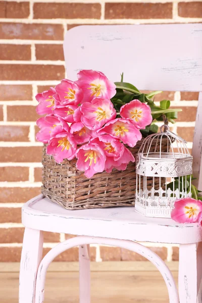Krásné růžové tulipány na cihlovou zeď pozadí — Stock fotografie