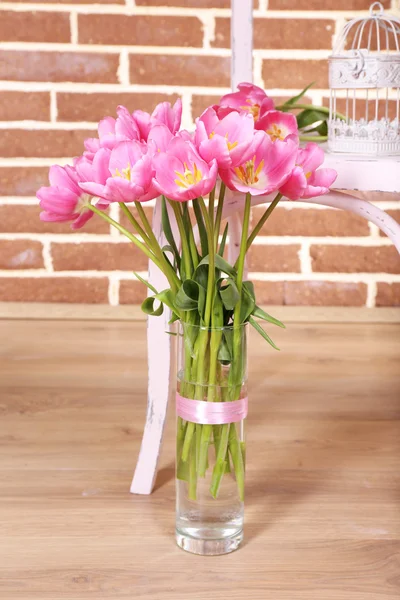 Hermosos tulipanes rosados sobre fondo de pared de ladrillo —  Fotos de Stock
