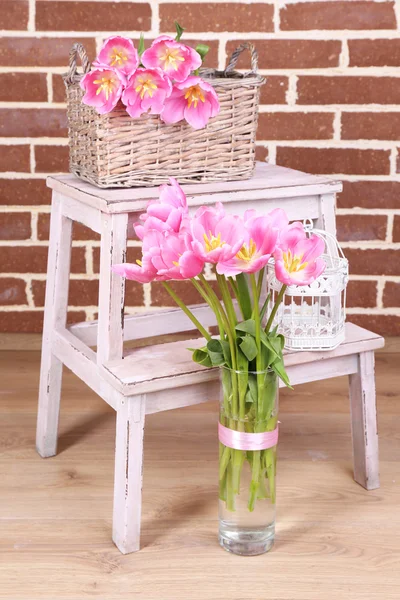 Mooie roze tulpen op bakstenen muur achtergrond — Stockfoto