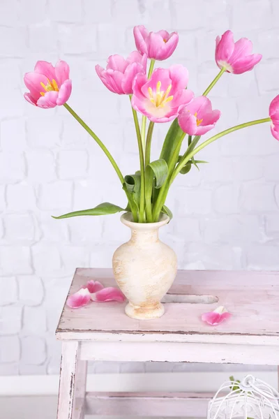 Bellissimi tulipani rosa su sfondo grigio parete — Foto Stock