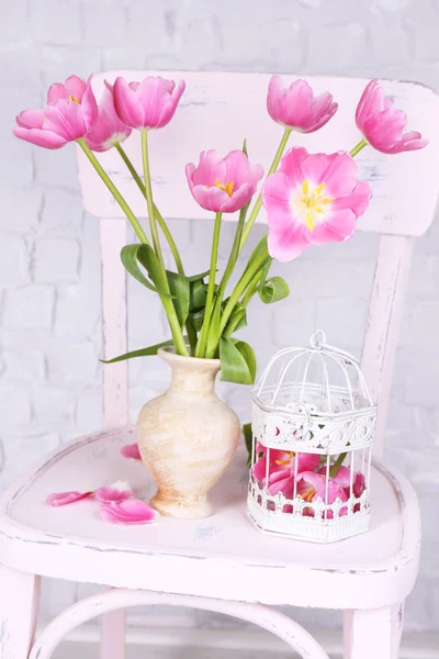 Beautiful pink tulips on grey wall background — Stock Photo, Image