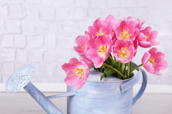 Красивые розовые тюльпаны на сером фоне стены — стоковое фото