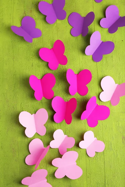 Papel cortado mariposas, sobre fondo de madera —  Fotos de Stock