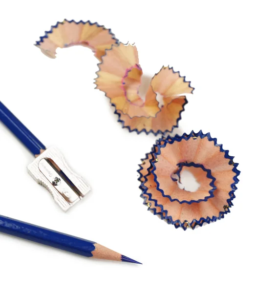 Lápices y virutas de lápiz, aislados en blanco —  Fotos de Stock