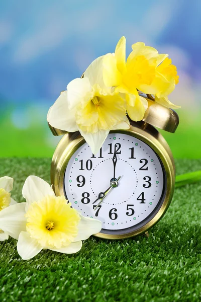 Alarm clock on green grass, on nature background — Stock Photo, Image