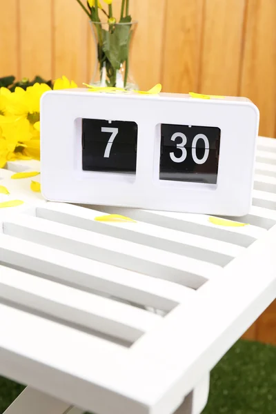 木製の背景上のテーブルの上のデジタル目覚まし時計 — ストック写真