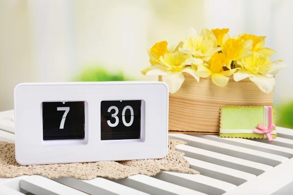 Reloj despertador en la mesa, sobre fondo claro — Foto de Stock