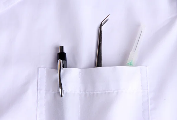 Tandarts zak met pennen en andere apparatuur, close-up — Stockfoto