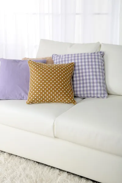 Белый кожаный диван в номере — стоковое фото