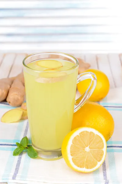 Tè allo zenzero sano con limone e miele sul tavolo su sfondo chiaro — Foto Stock