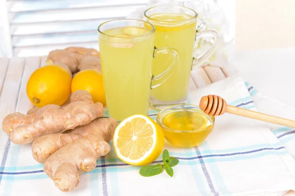 Té de jengibre saludable con limón y miel en la mesa sobre fondo claro —  Fotos de Stock