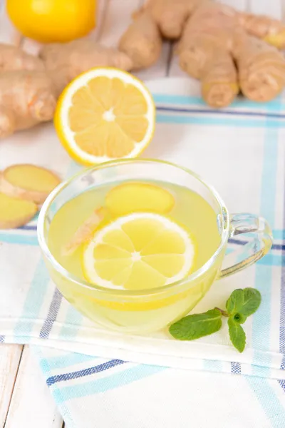 Té de jengibre saludable con limón y miel en primer plano de la mesa —  Fotos de Stock