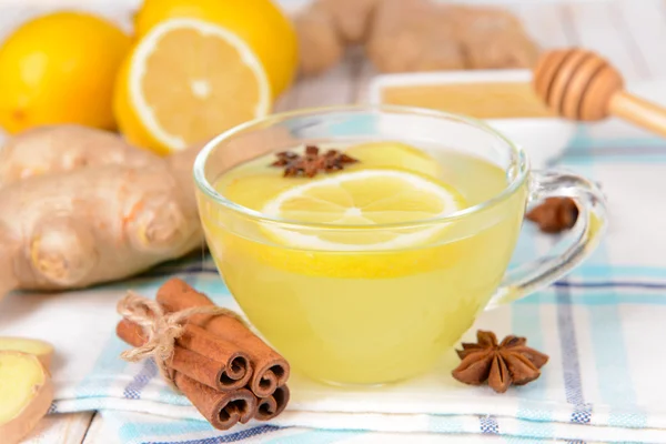 Thé au gingembre sain avec citron et miel sur la table close-up — Photo