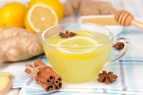 Té de jengibre saludable con limón y miel en primer plano de la mesa — Foto de Stock