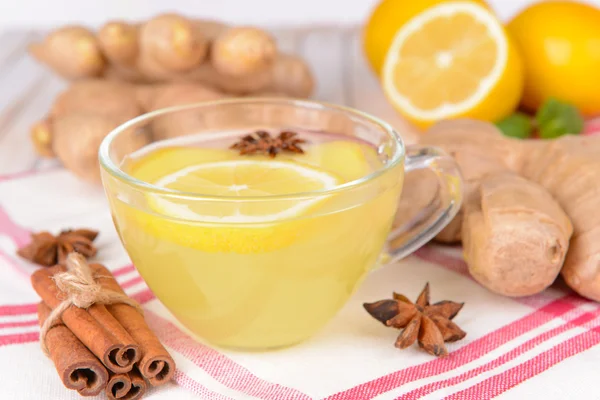 Zdravé zázvorový čaj s citronem a medem na tabulka detail — Stock fotografie