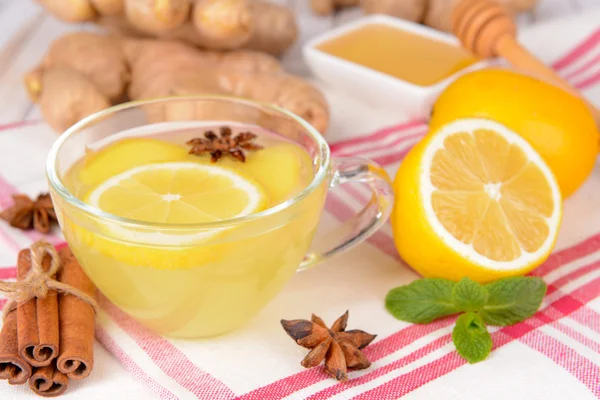 Tè allo zenzero sano con limone e miele in tavola primo piano — Foto Stock