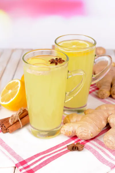 Friska ingefära te med citron och honung på bordet på ljus bakgrund — Stockfoto