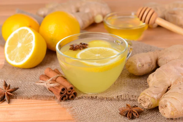 Здоровый имбирный чай с лимоном и медом на столе крупным планом — стоковое фото