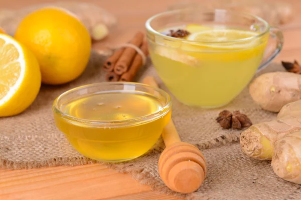 健康のショウガ茶テーブル クローズ アップに蜂蜜とレモン — ストック写真