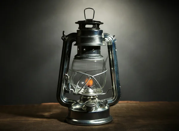 Lámpara de queroseno sobre fondo gris oscuro — Foto de Stock