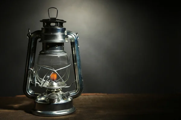 Lámpara de queroseno sobre fondo gris oscuro —  Fotos de Stock