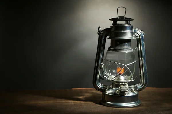 Керосиновая лампа на темно-сером фоне — стоковое фото