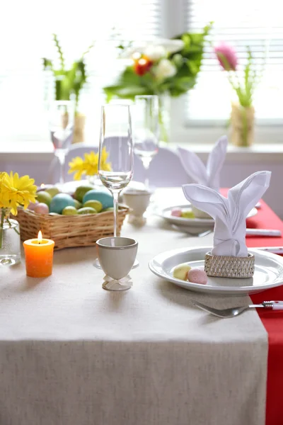 Bella vacanza Pasqua tavola apparecchiare — Foto Stock