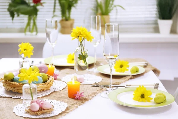 Bella vacanza Pasqua tavola apparecchiare — Foto Stock