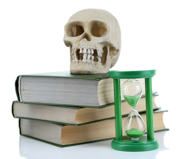 Reloj de arena y cráneo en libro viejo aislado en blanco — Foto de Stock