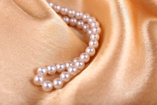 altın ipek kumaş üzerine güzel inciler