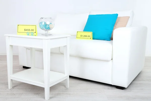 Nieuwe witte meubels met de prijzen op lichte achtergrond — Stockfoto