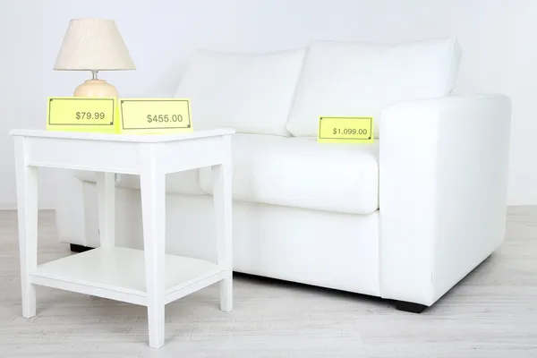 新的白色家具在浅色背景上的价格 — 图库照片