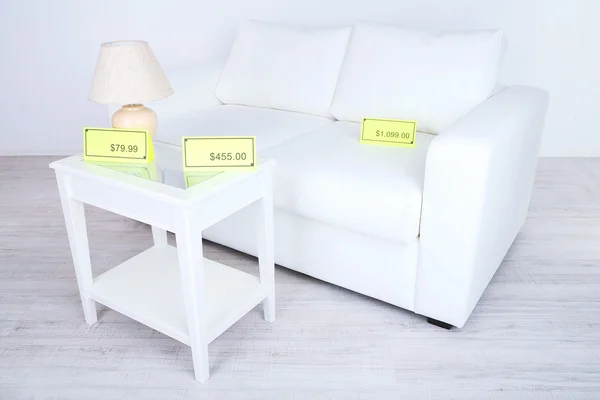 Novo mobiliário branco com preços no fundo claro — Fotografia de Stock