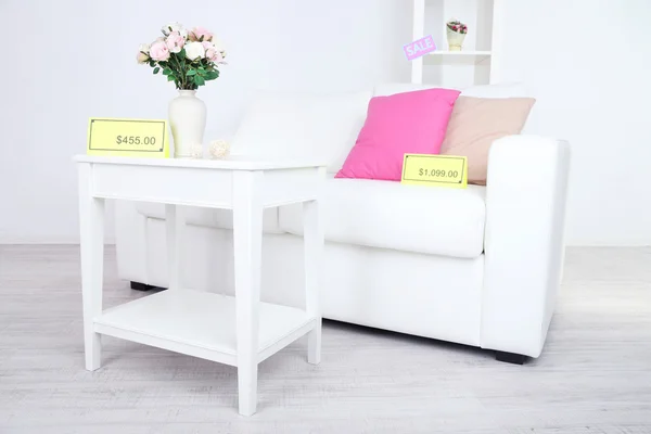 Nuevos muebles blancos con precios sobre fondo claro —  Fotos de Stock