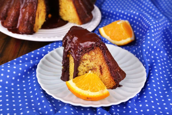 Stuk van heerlijke taart met sinaasappelen op tabel close-up — Stockfoto