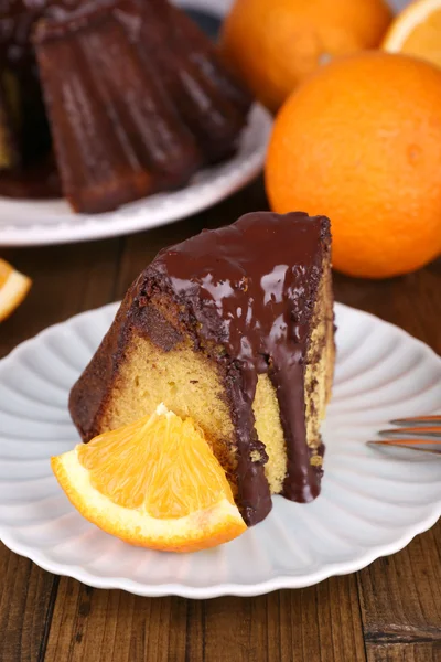 クローズ アップ テーブルにオレンジとおいしいケーキの作品 — ストック写真