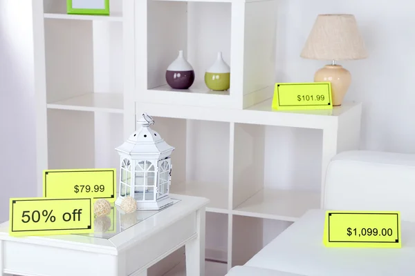 Nový bílý nábytek s cenami na světlé pozadí — Stock fotografie
