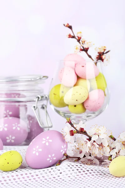 Komposition med påskägg och blommande grenar på ljus bakgrund — Stockfoto