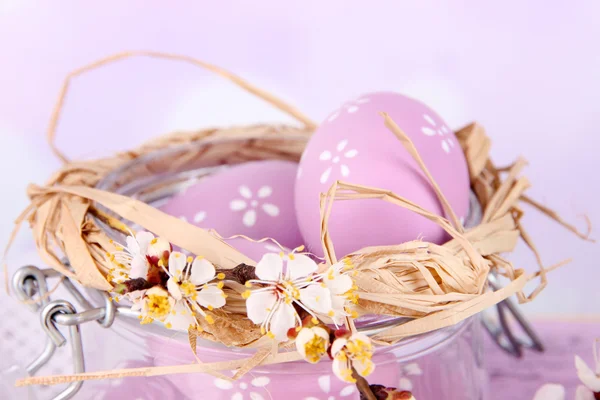Composición con huevos de Pascua en frasco de vidrio, primer plano —  Fotos de Stock