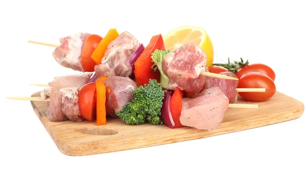 Roher Schweinekebab isoliert auf weiß — Stockfoto