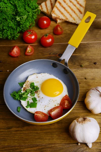 Ovos mexidos e bacon na frigideira em close-up de mesa — Fotografia de Stock