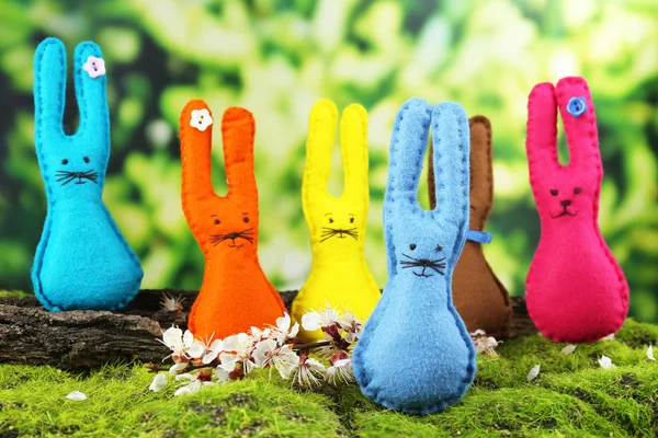 Divertidos conejos de Pascua hechos a mano sobre hierba verde — Foto de Stock