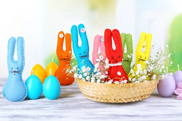 Divertenti conigli di Pasqua fatti a mano nel cesto di vimini — Foto Stock