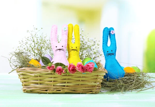 Drôle de lapins de Pâques faits à la main dans le panier en osier — Photo