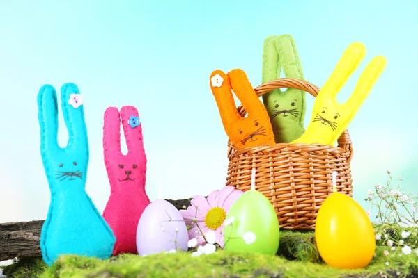 Composizione con divertenti conigli pasquali fatti a mano — Foto Stock