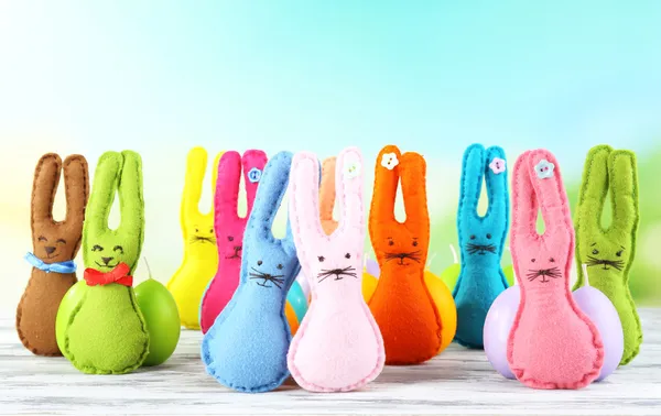 Composición con divertidos conejos de Pascua hechos a mano — Foto de Stock