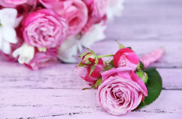 Mooie bruiloft boeket en corsages op houten achtergrond — Stockfoto