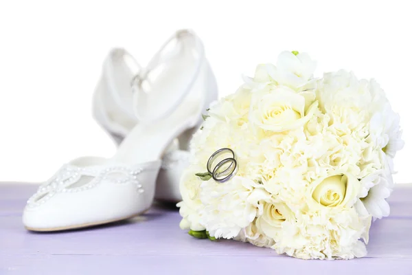 Bonito buquê de casamento e sapatos na mesa no fundo claro — Fotografia de Stock