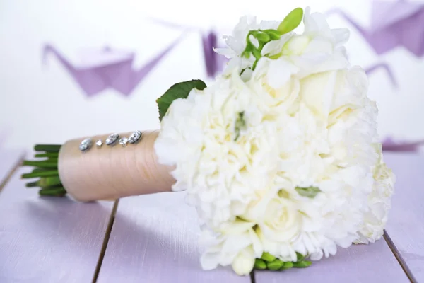 Красивый свадебный букет на столе на ярком фоне — стоковое фото