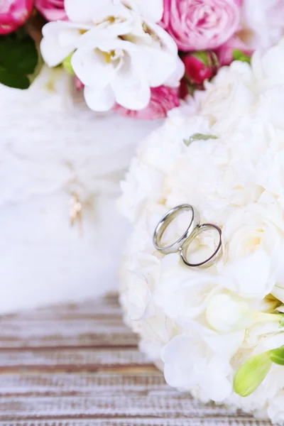 Hermosa composición de la boda con flores de cerca —  Fotos de Stock